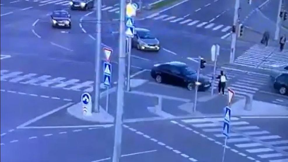 Opilý řidič v Bratislavě smetl chodkyni čekající na zelenou